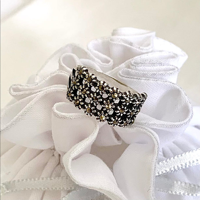 Anel Marcassita com design floral lindo e delicado. Anéis de marcassita são versáteis e se destacam em diferentes tipos de look. Fica muito charmoso!